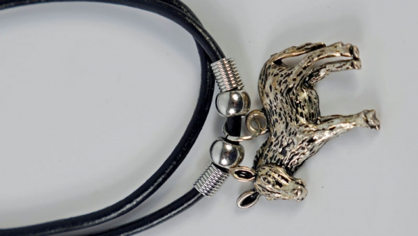 Halskette mit Eselanhänger und Lederband
